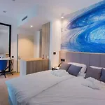 Crystal فندق