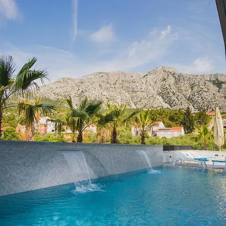 Crystal Hotel 4*