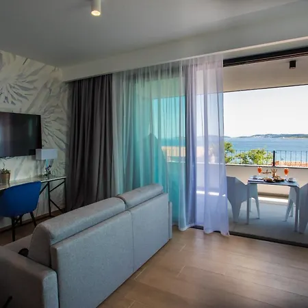 Crystal Hotel 4*